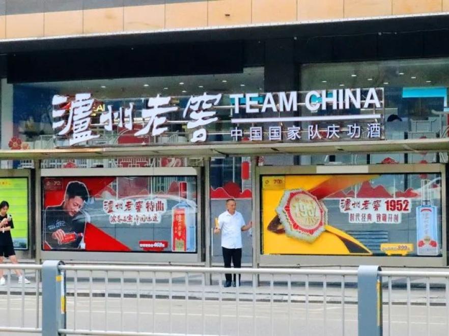 石家庄公交候车亭广告-2