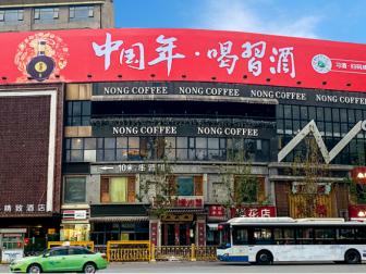 西安高新区口劳动南路转盘汉中大厦楼梯户外大牌